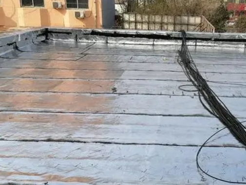 道里卫生间漏水维修公司分享下道里屋面楼顶防水刚性防水层施工要点。